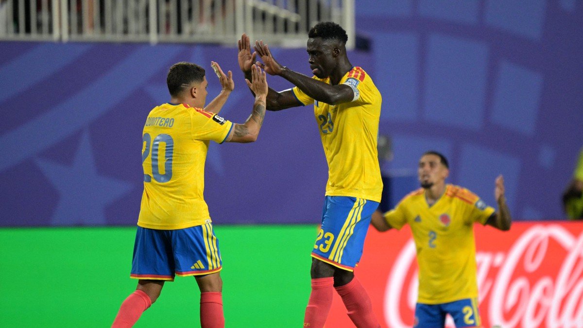Juanfer Quintero and Davinson Sánchez celebrate Colombia’s victory