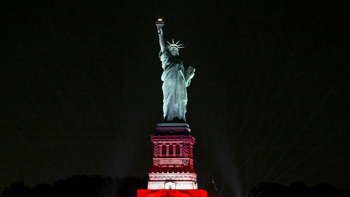 Estatua de la Libertad iluminada para una celebración (Archivo)