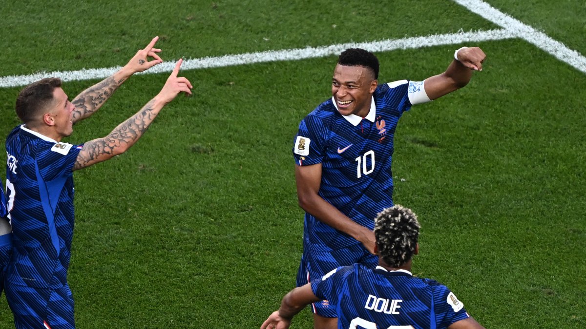 El delantero francés n.º 10, Kylian Mbappé, y sus compañeros, el defensa n.º 03, Lucas Digne, y el delantero n.º 20, Désiré Doue.