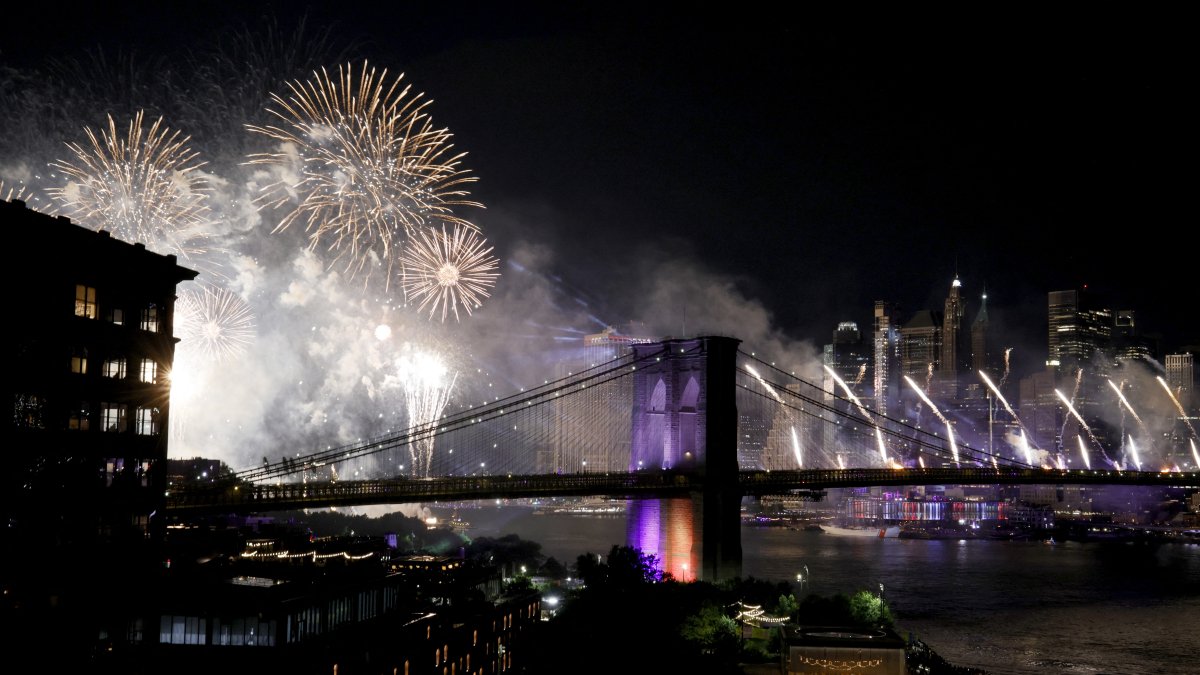 El puente de Brooklyn durante las celebraciones del 250.º aniversario, Nueva York