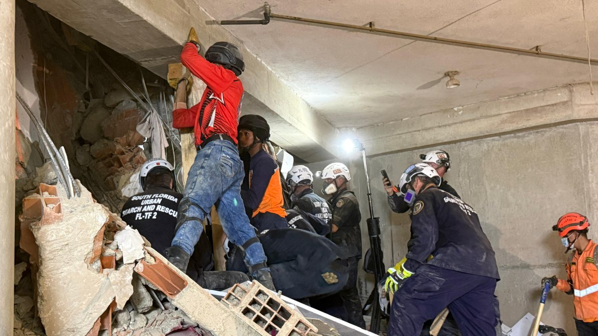 Un grupo de rescatistas trabaja sin descanso tras los terremotos que arrasaron Venezuela