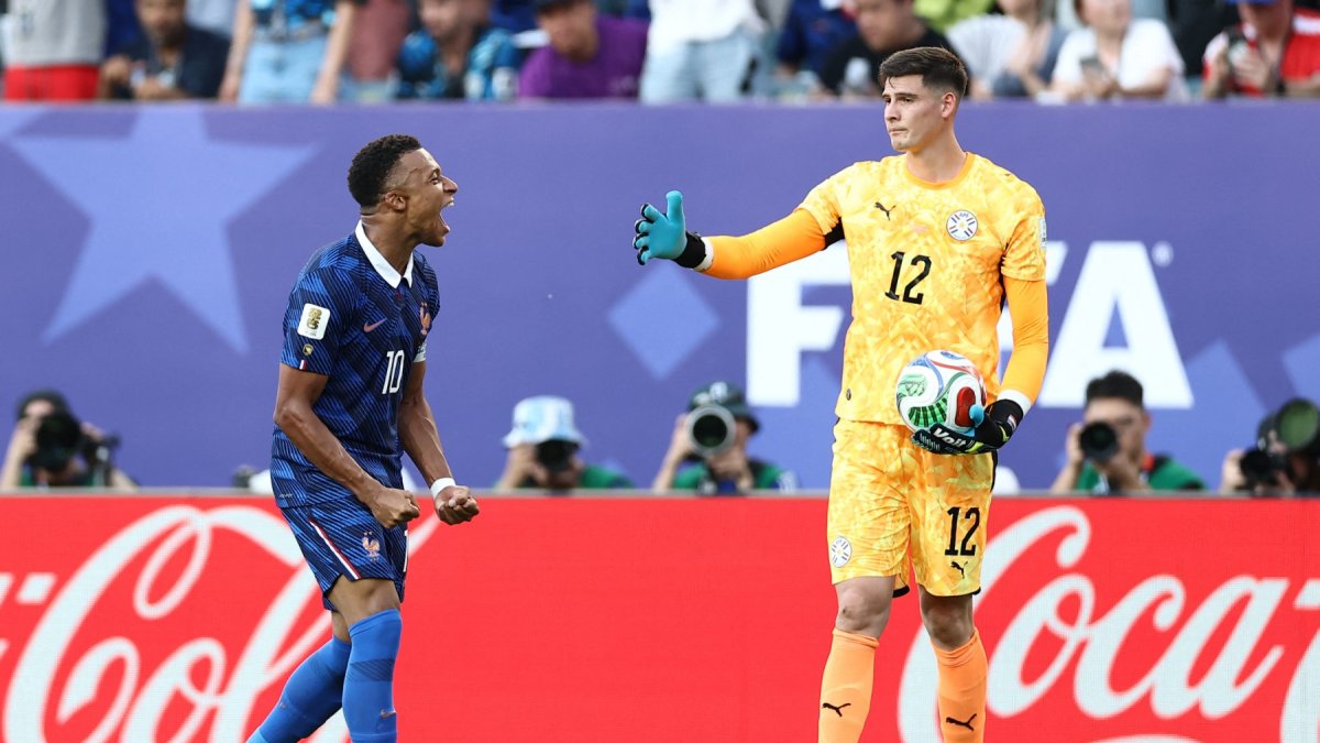 El delantero francés Kylian Mbappé, ignora el saludo del portero paraguayo, Orlando Gill
