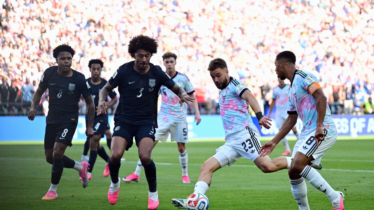 Chris Richards (EE. UU.), Nicolas Raskin (Bélgica) y Youri Tielemans (Bélgica) luchan por el balón.