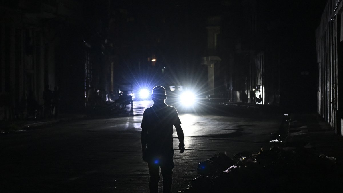 Un hombre camina por una calle oscura de La Habana, Cuba, durante el apagón general