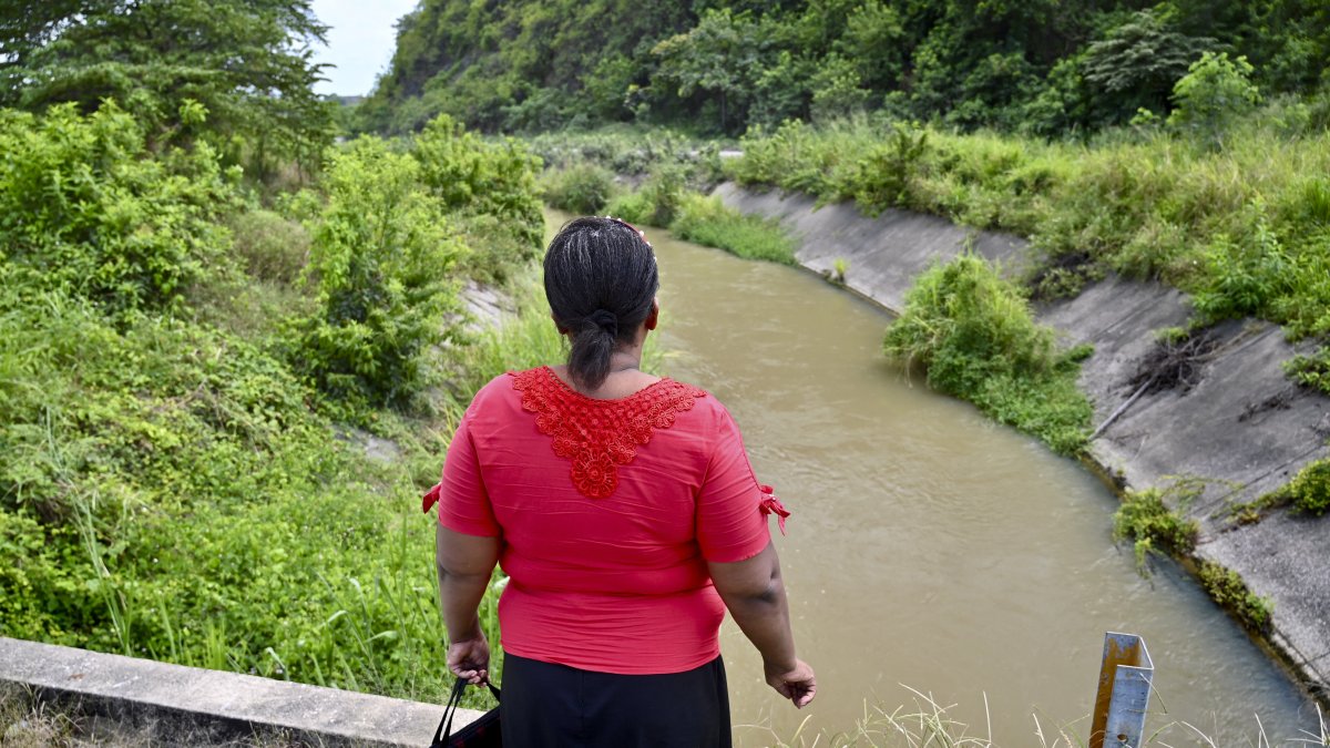 Una señora residente de Nueva Prosperina, donde se ubica el Canal de la Muerte