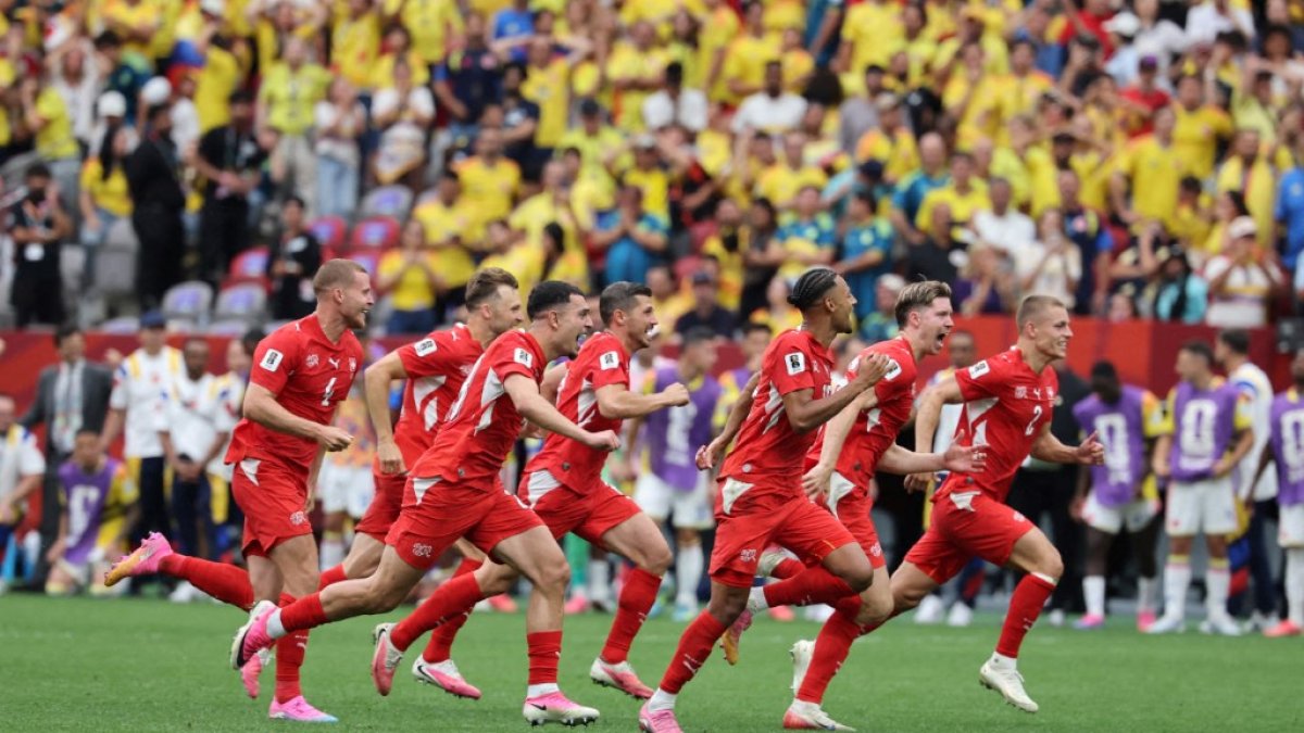 Los integrantes de Suiza celebran su victoria en el partido de octavos de final