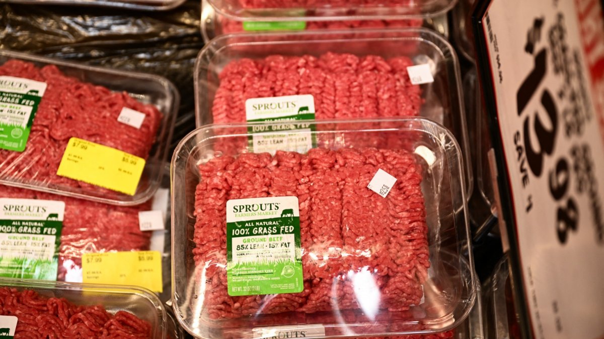 Una imagen de archivo de una bandeja de carne molida del 2024 en California