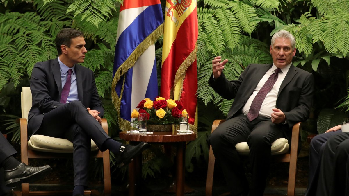 Cuban dictator Miguel Diaz-Canel (right) and Spanish Prime Minister Pedro Sánchez (File photo)