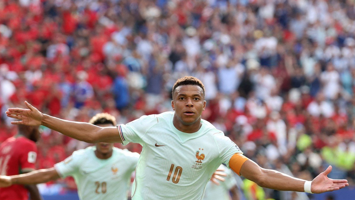 Kylian Mbappé, número 10, celebra el primer gol de su equipo durante el partido de cuartos de final