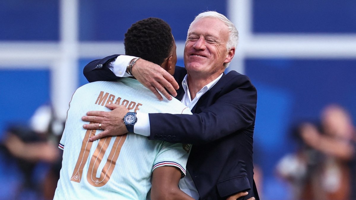 Kylian Mbappé y Didier Deschamps se abrazan tras avanzar a semifinales del Mundial 2026