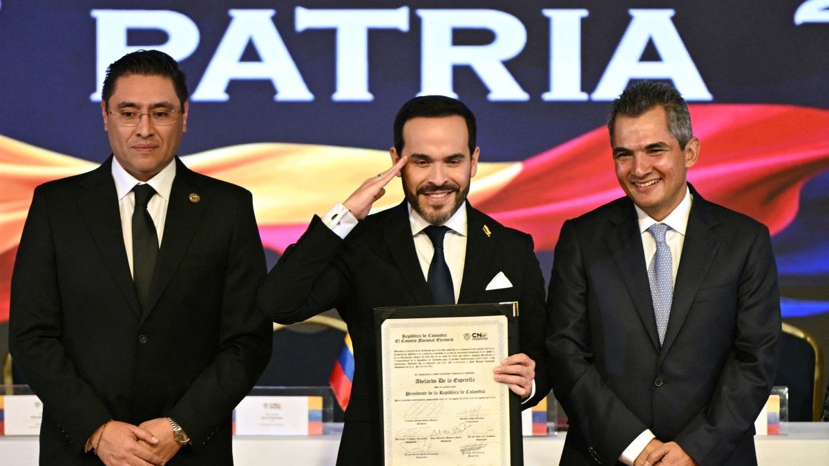 De la Espriella acompañado por el magistrado del Consejo Nacional Electoral (CNE), Alfonso Campo (D)