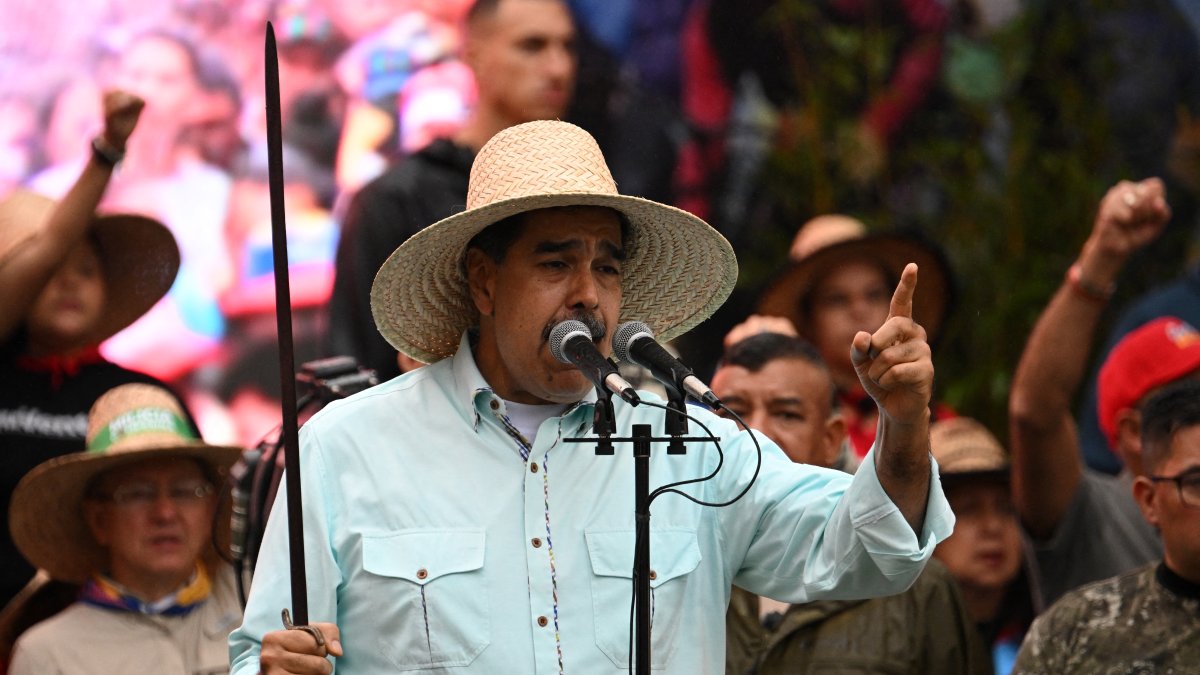 Nicolás Maduro amenazando con una espada pocas semanas antes de su captura.