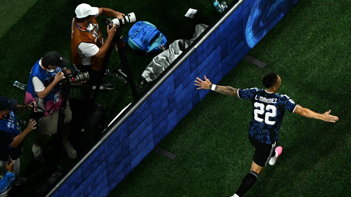 Lautaro Martínez celebra el gol que le dio el pase a Argentina a la final del mundo