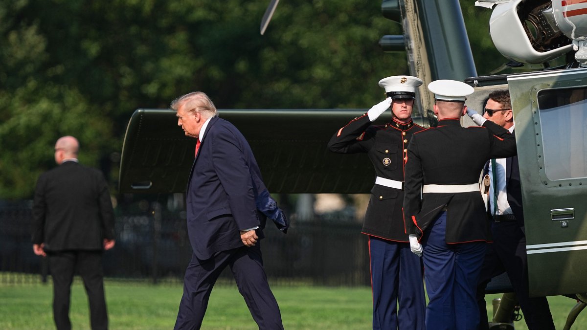 El presidente estadounidense Donald Trump desciende del Marine One tras aterrizar en la Elipse, cerca de la Casa Blanca, el 15 de julio de 2026.