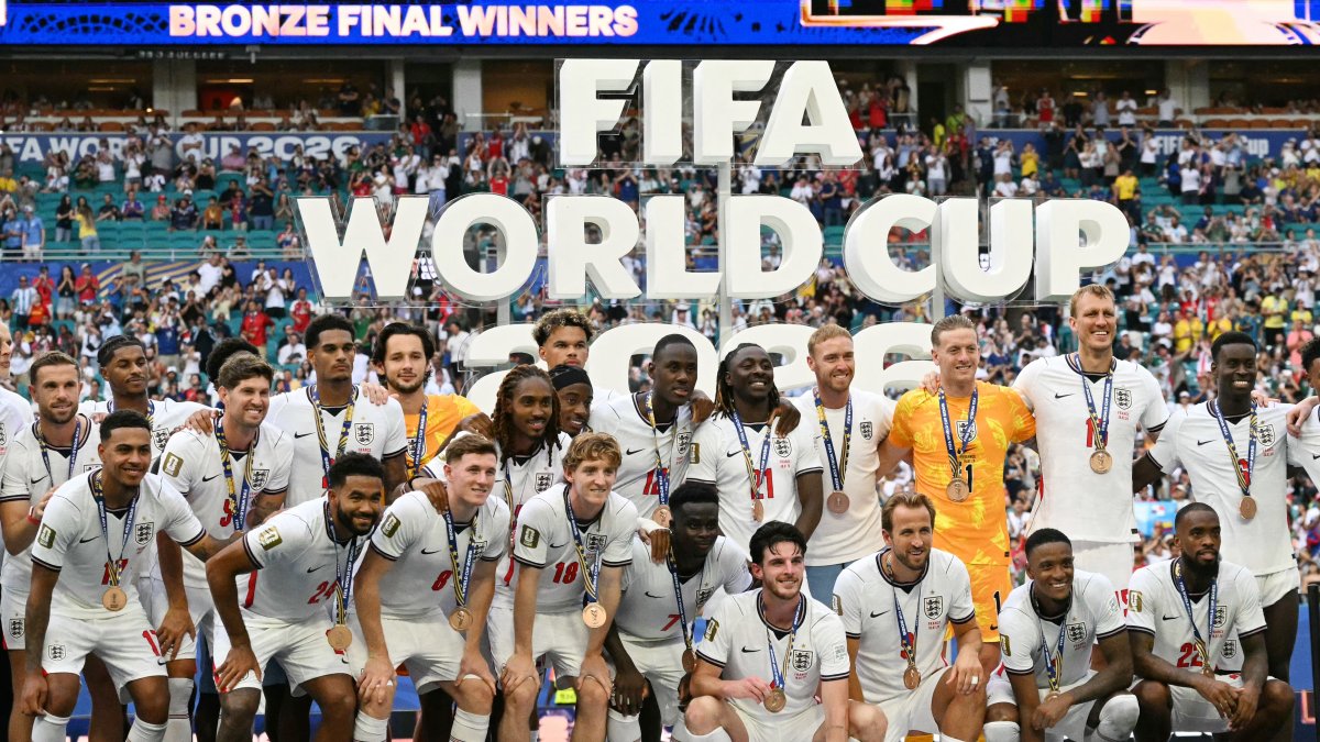 Las jugadoras de Inglaterra posan para una foto con sus medallas tras ganar el partido por el tercer puesto del Mundial de fútbol de 2026.