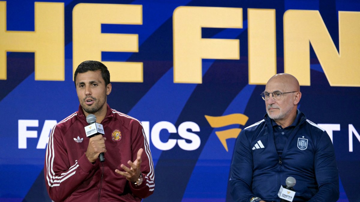 Rodri and De la Fuente at a press conference
