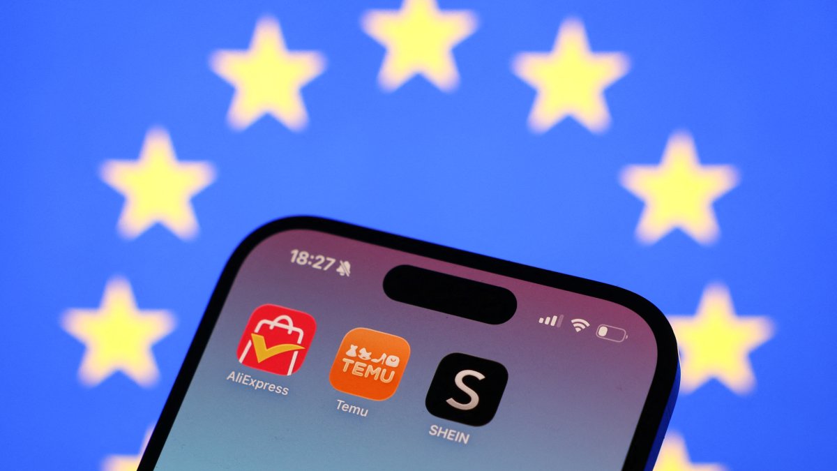 Una bandera de la Unión Europea detrás de las aplicaciones de AliExpress, Temu y Shein