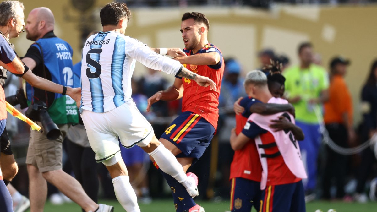 The clash between Argentine midfielder Leandro Paredes and Spanish defender Eric García after the final whistle.