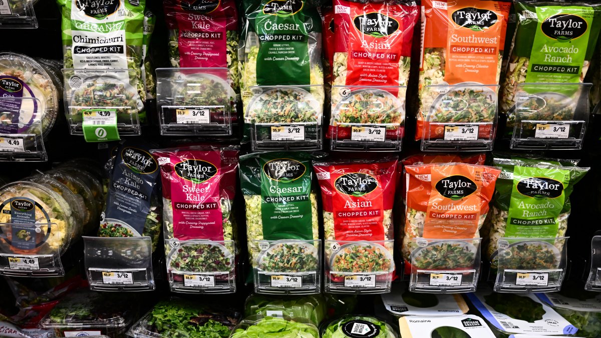 Ensaladas de Taylor Farms en un supermercado Sprouts Farmers Market en Redondo Beach, California.