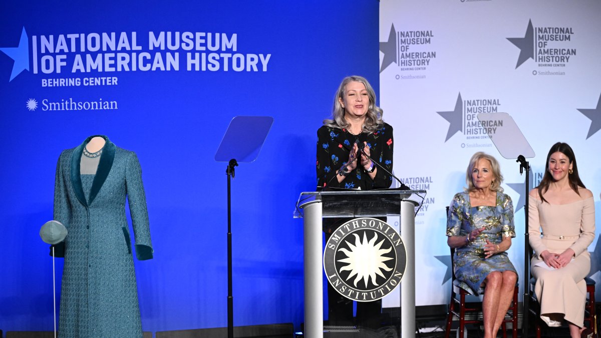 Anthea Hartig dando un discurso en 2023. De fondo, la ex primera dama Jill Biden.
