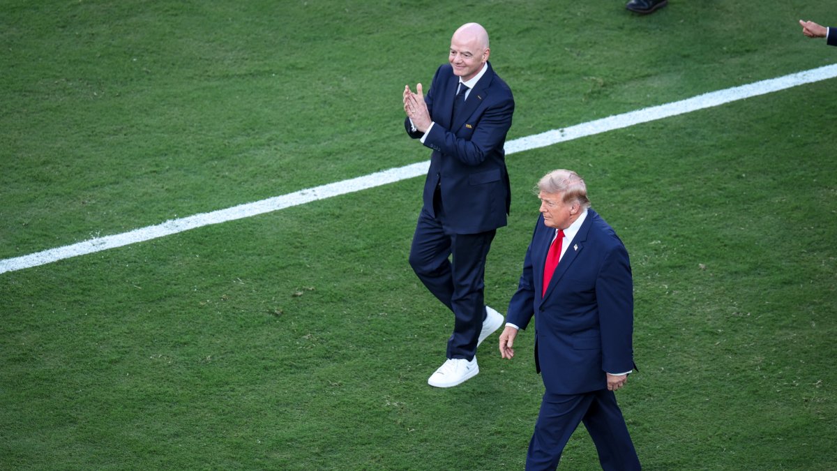 Donald Trump y Gianni Infantino saltan a la cancha durante la final del Mundial en Nueva Jersey, este domingo 19 de julio.