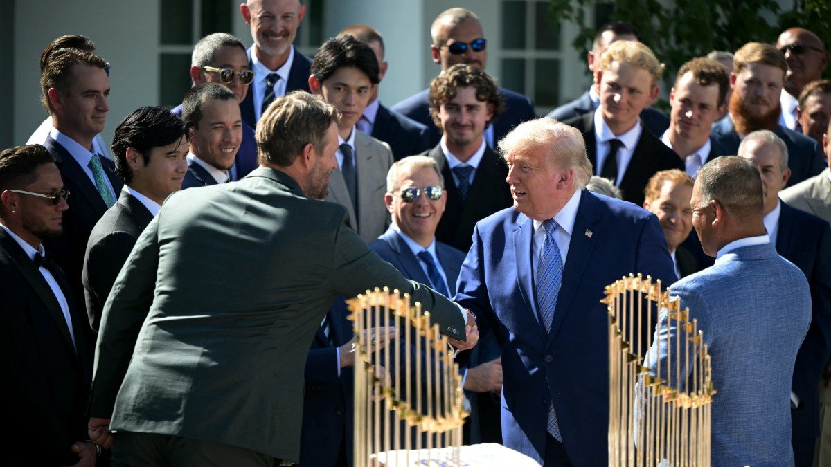 Donald Trump le da la mano al lanzador retirado de los Dodgers de Los Ángeles, Clayton Kershaw