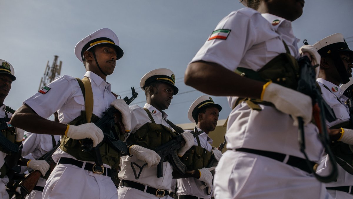 Miembros de la Guardia Costera de Somalilandia desfilan en el 35.º Día de la Independencia