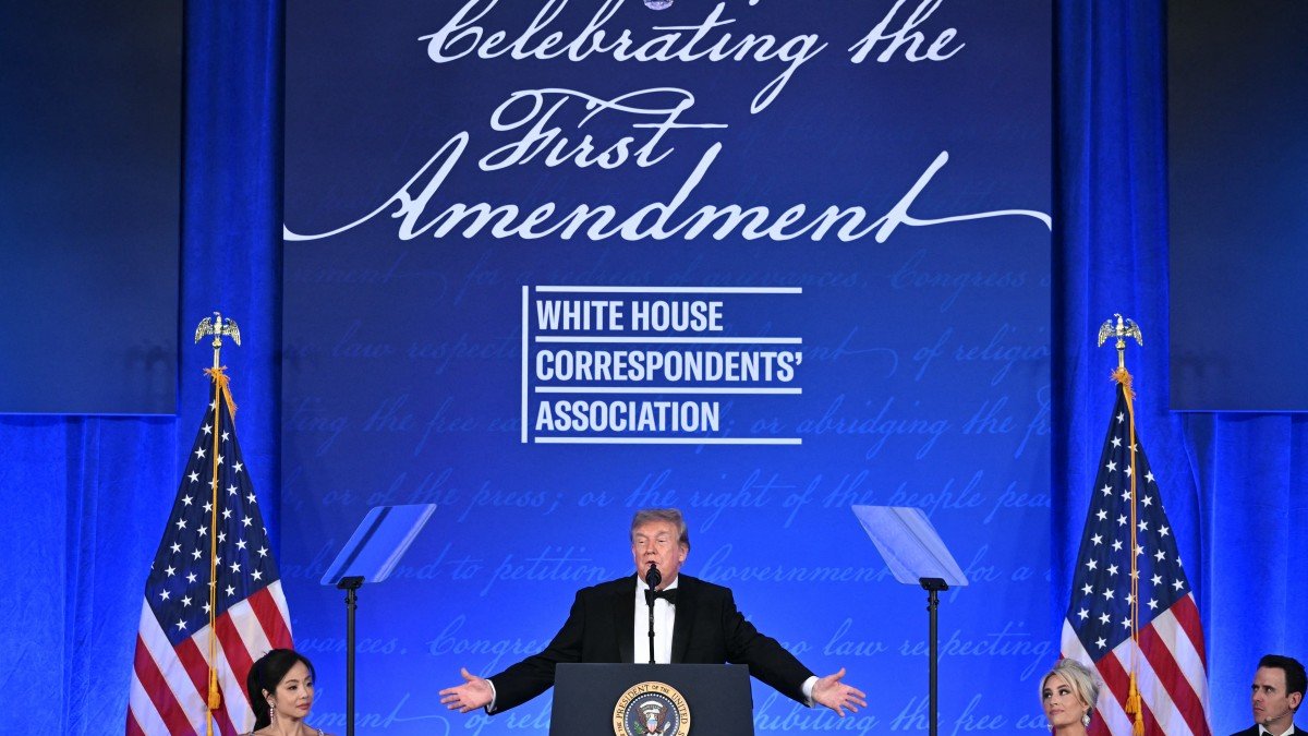 Donald Trump habla durante la cena de la Asociación de Corresponsales de la Casa Blanca