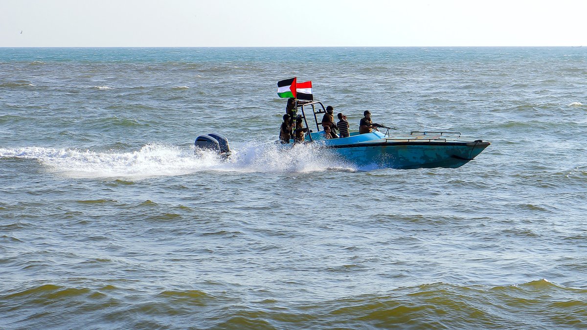 Miembros de la Guardia Costera yemení afiliada al grupo hutí patrullan en el Mar Rojo