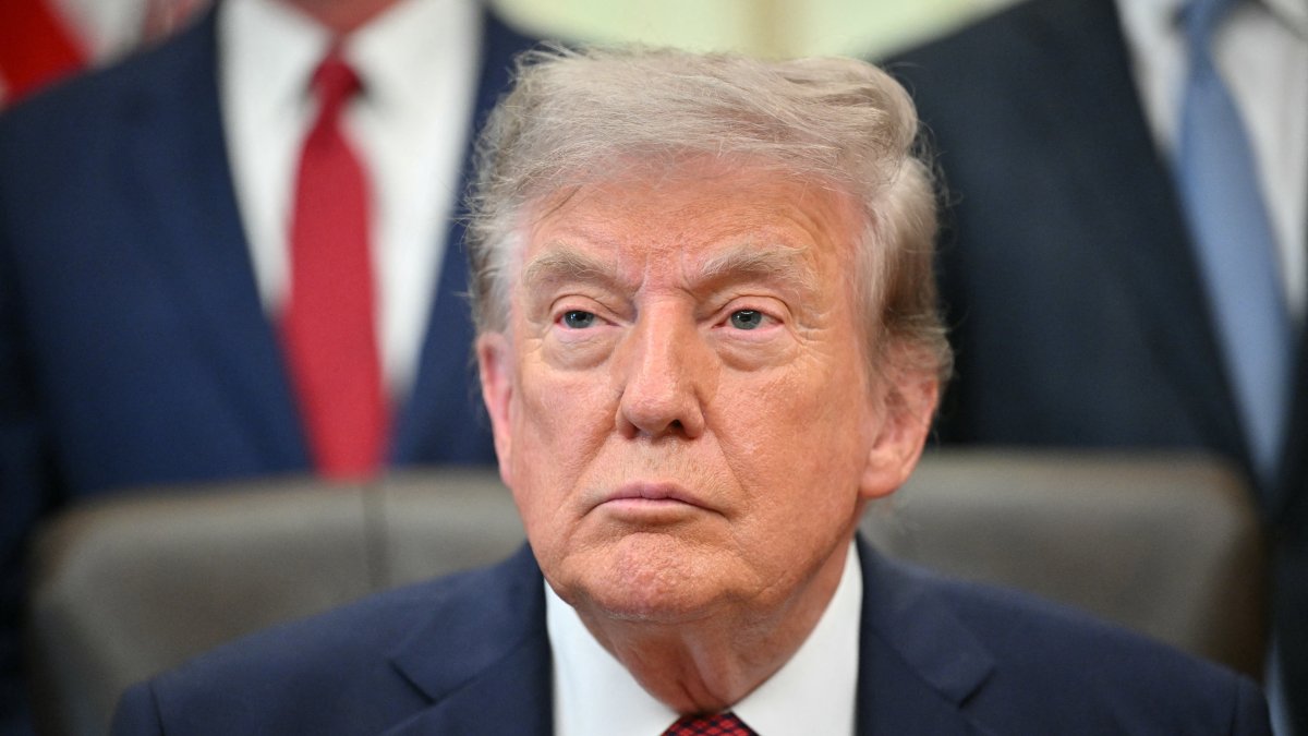 Donald Trump in the Oval Office/ Mandel Ngan
