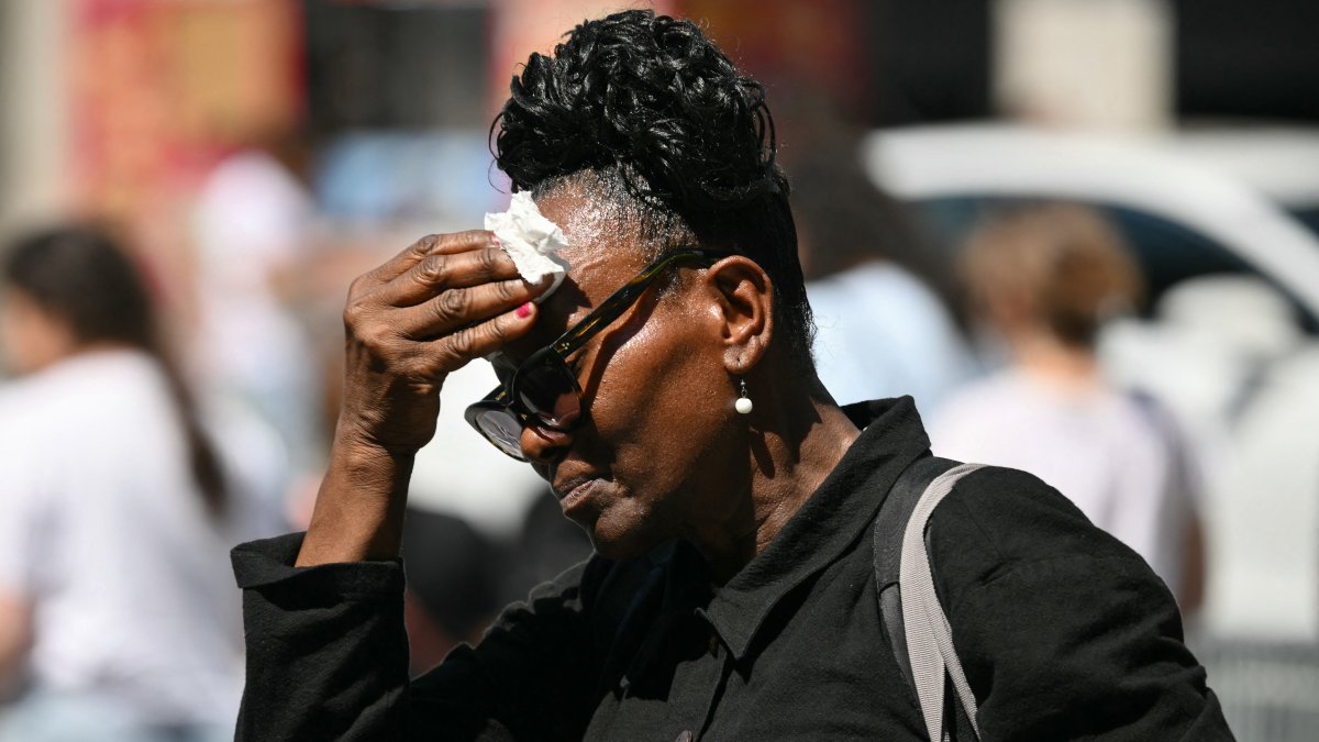 Una mujer se limpia la cara del sudor durante una ola de calor (Archivo)