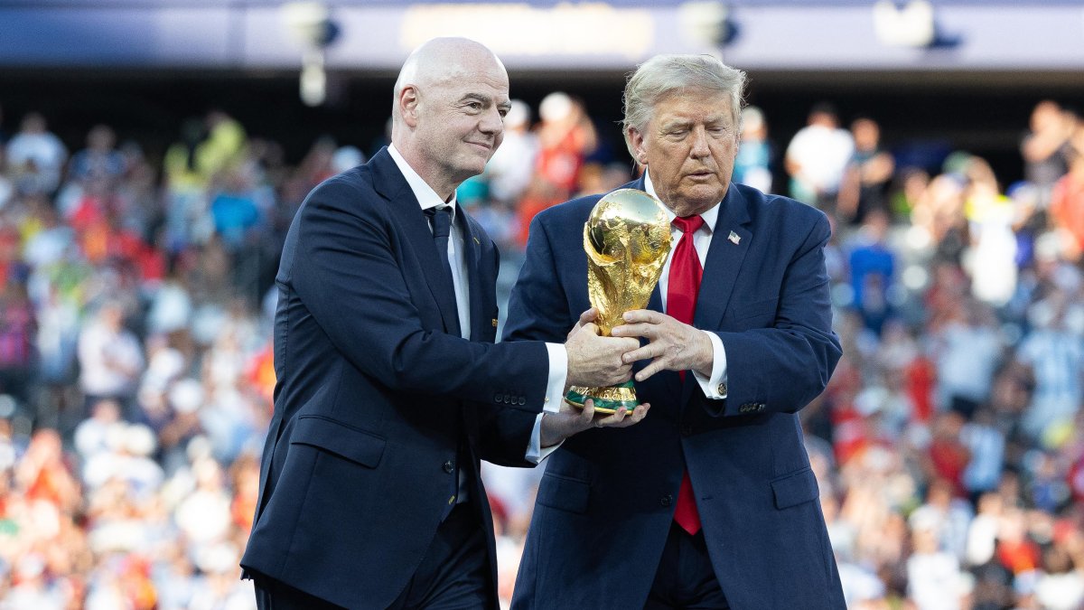 Gianni Infantino entrega el trofeo a Donald Trump durante la final del Mundial 2026