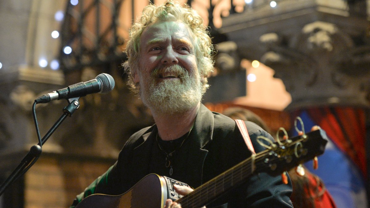 Glen Hansard takes part in the annual Christmas Eve busk in aid of the Dublin Simon Community