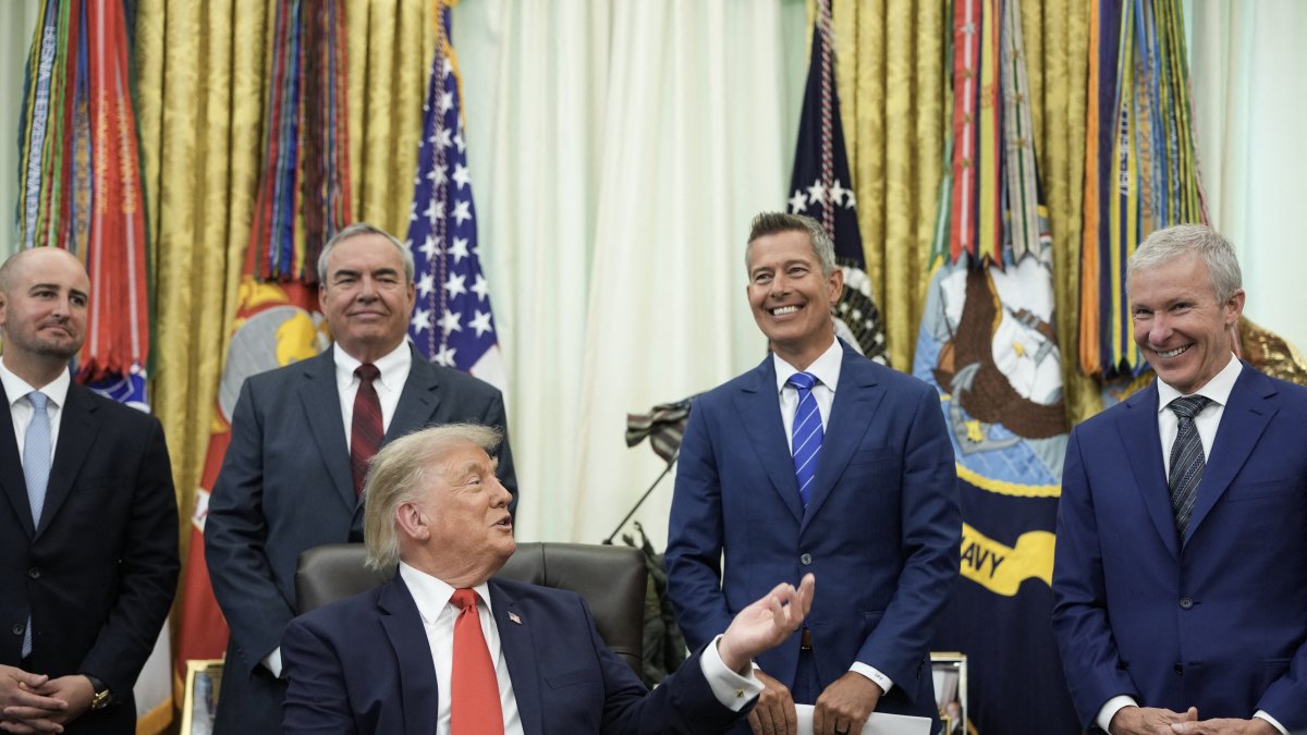 Donald Trump junto al secretario de Transporte, Sean Duffy/ Ken Cedeno