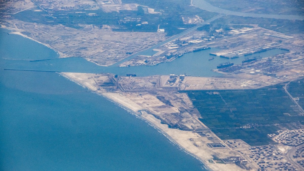Vista aérea del puerto de Damieta, ciudad costera situada en el norte de la costa mediterránea de Egipto.