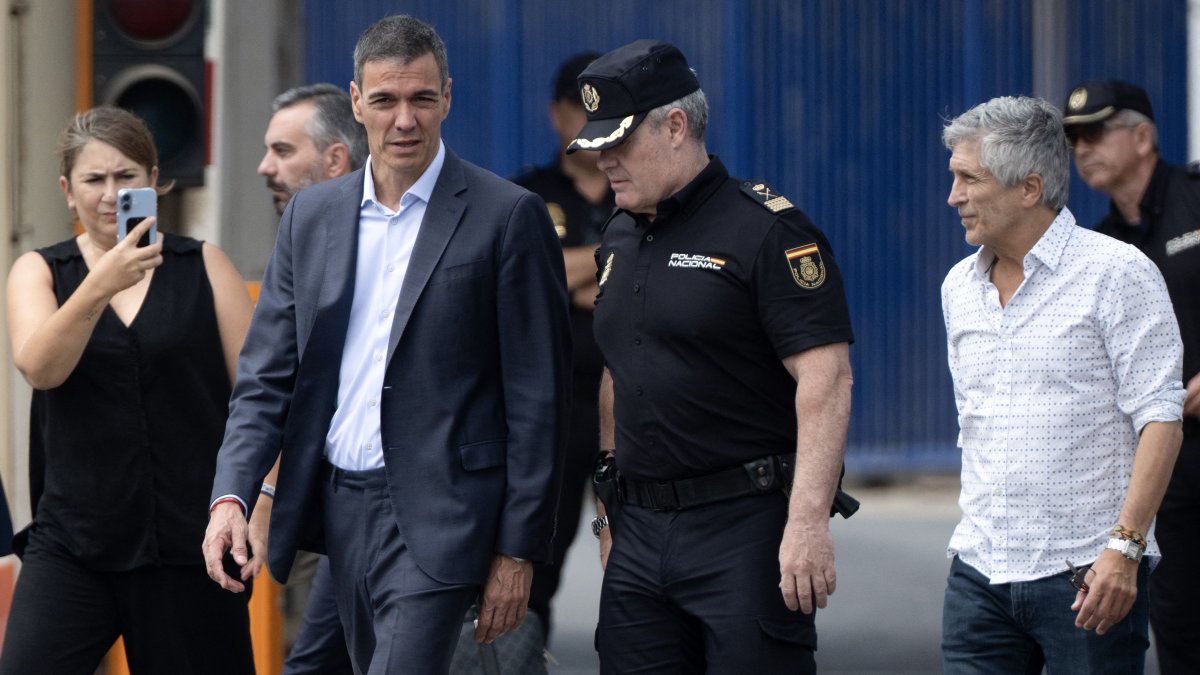 Pedro Sánchez (centro), en Ceuta tras la masiva entrada de inmigrantes ilegales