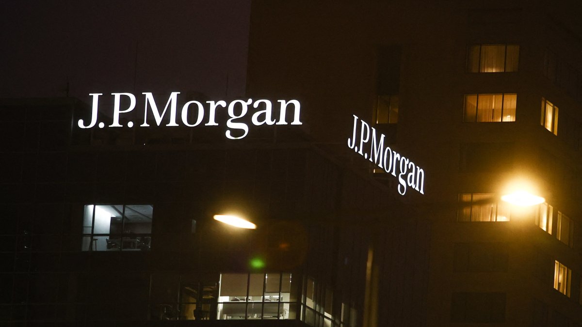 JPMorgan logo in Warsaw, Poland/ JAKUB PORZYCKI
