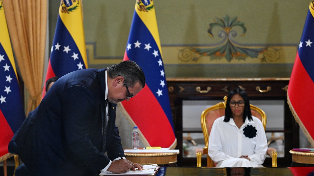 El presidente de Chevron Venezuela, Mariano Vela, firma un documento junto a la presidenta del régimen interino de Venezuela, Delcy Rodríguez, el 13 de abril de 2026.