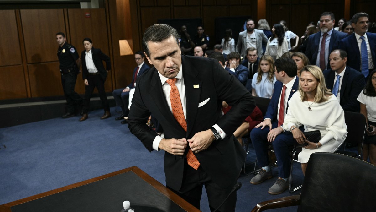 El fiscal general interino de Estados Unidos, Todd Blanche, se retira tras una audiencia del Comité Judicial del Senado sobre su nominación para el cargo de fiscal general, el 15 de julio de 2026.