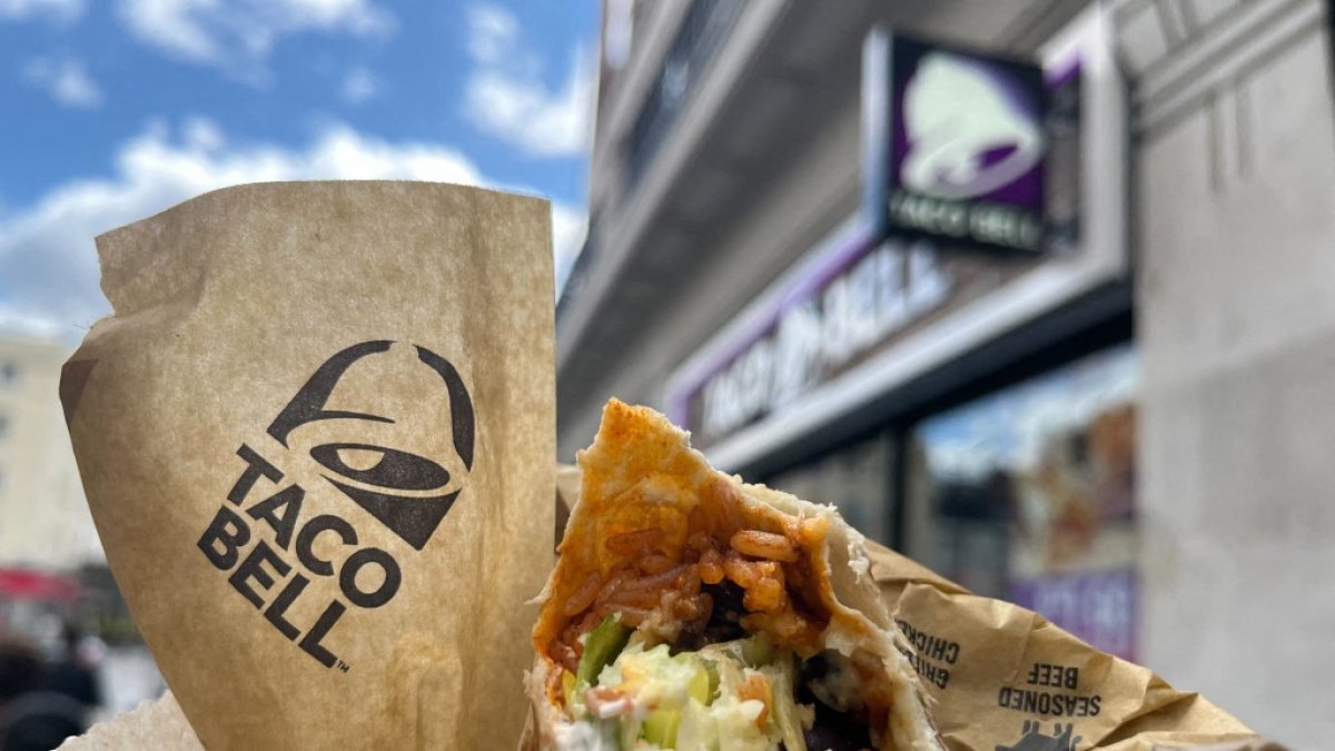 En una sucursal de Taco Bell se puede ver el logotipo de la cadena y un burrito