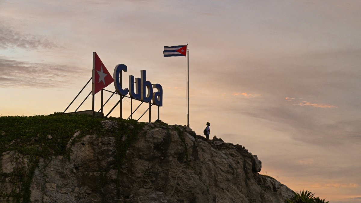 Una persona contemplando el atardecer en La Habana durante los cortes eléctricos del 4 de agosto de 2026.