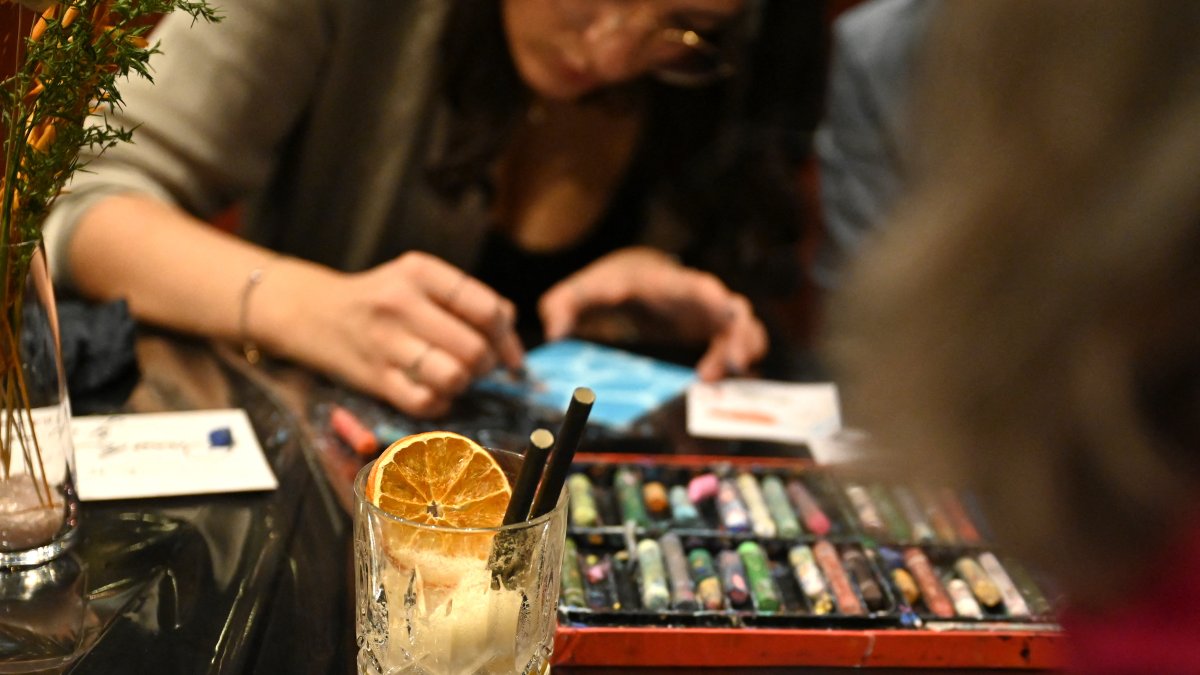 Young people drinking alcohol (File photo)