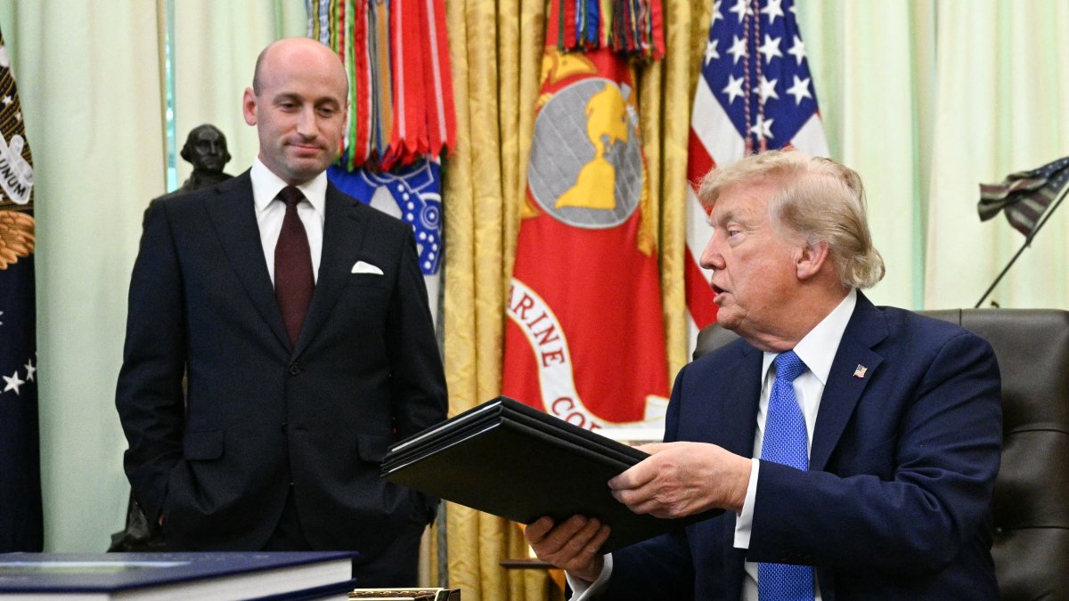 Donald Trump in the Oval Office / Jim Watson