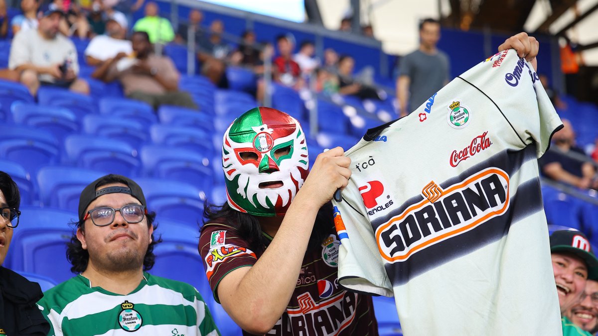 Un aficionado del Santos con una máscara de lucha libre