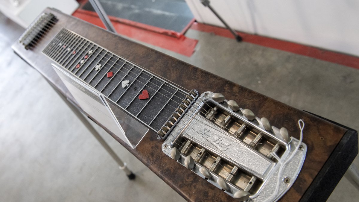 Una guitarra de acero con pedal