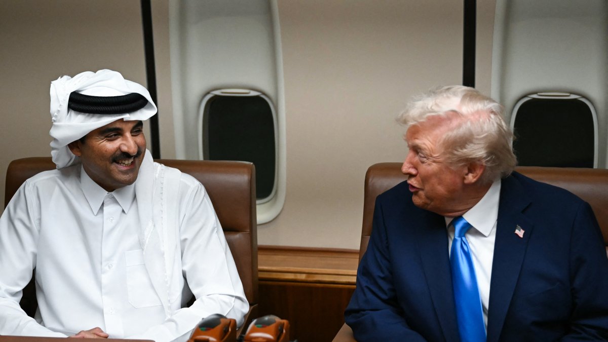 Donald Trump speaks with Qatar’s Emir Sheikh Tamim bin Hamad Al-Thani. File archive