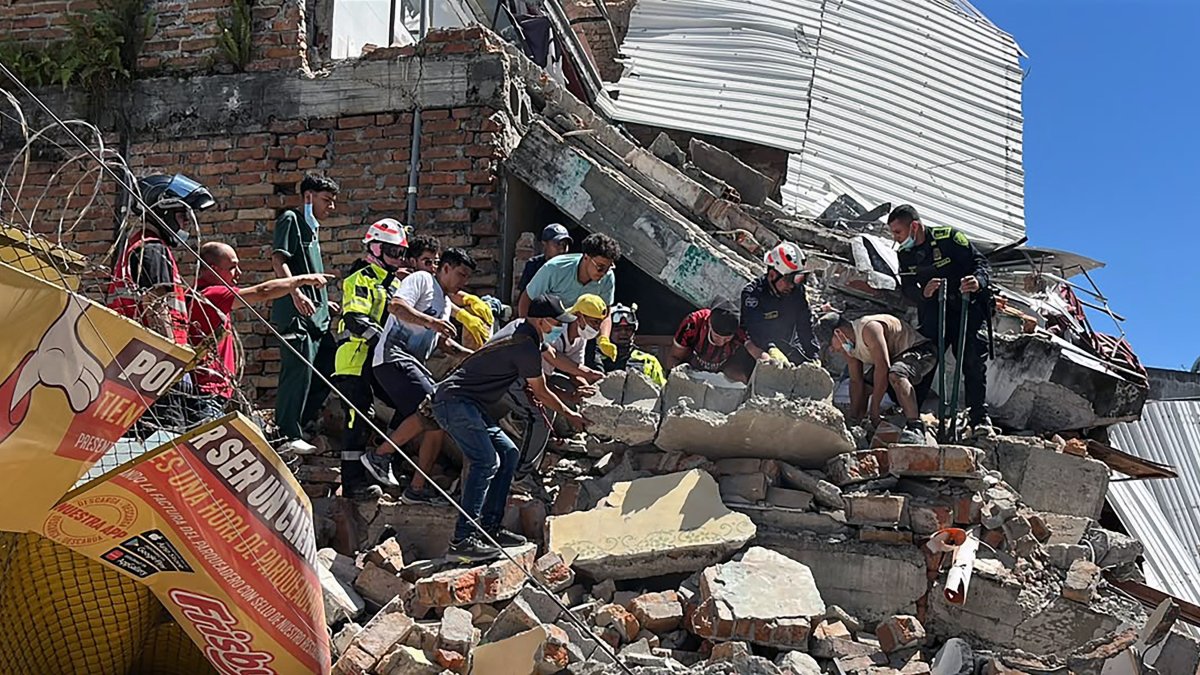 Rescuers look for survivors at a collapsed building after an earthquake in Pereira, Colombia