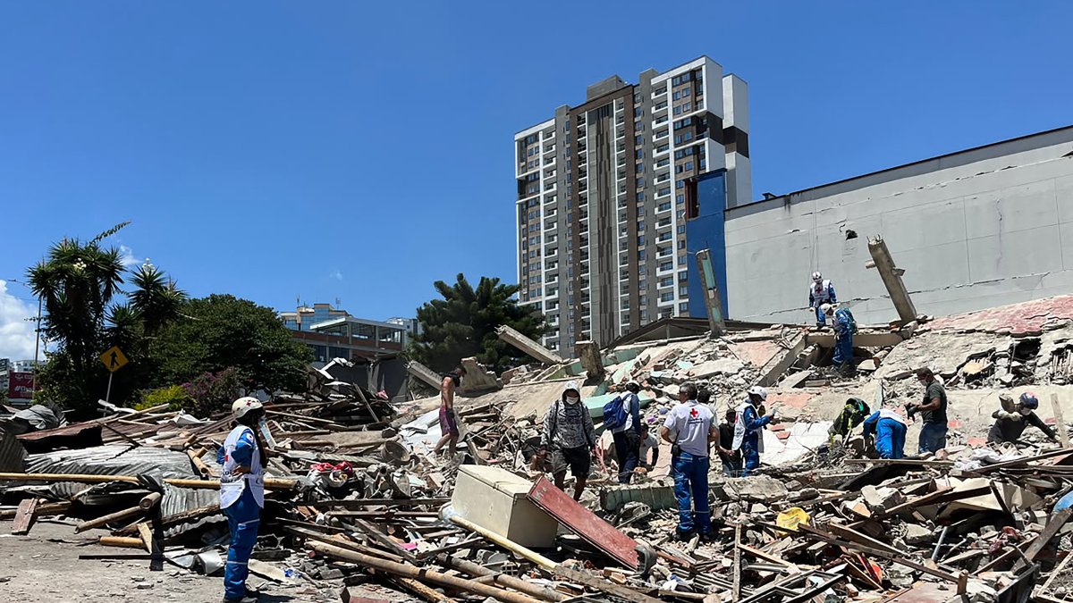 Rescuers search for survivors at a collapsed building after the earthquake in Pereira, Colombia