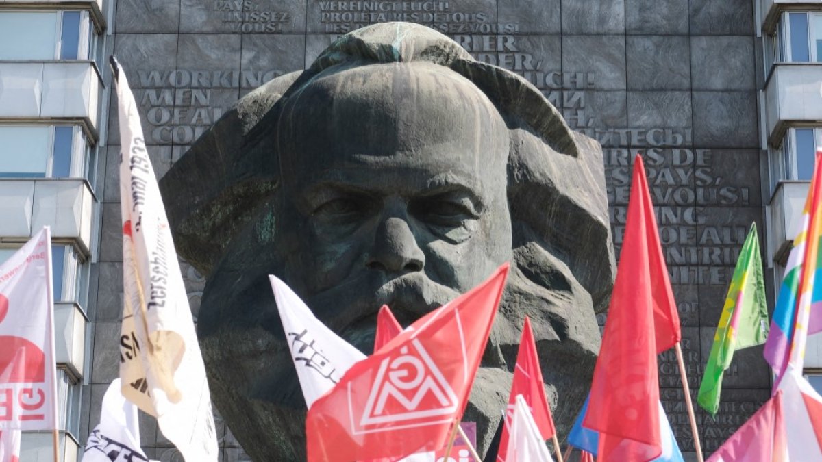 Manifestantes de la DGB se reúnen ante el monumento a Karl Marx