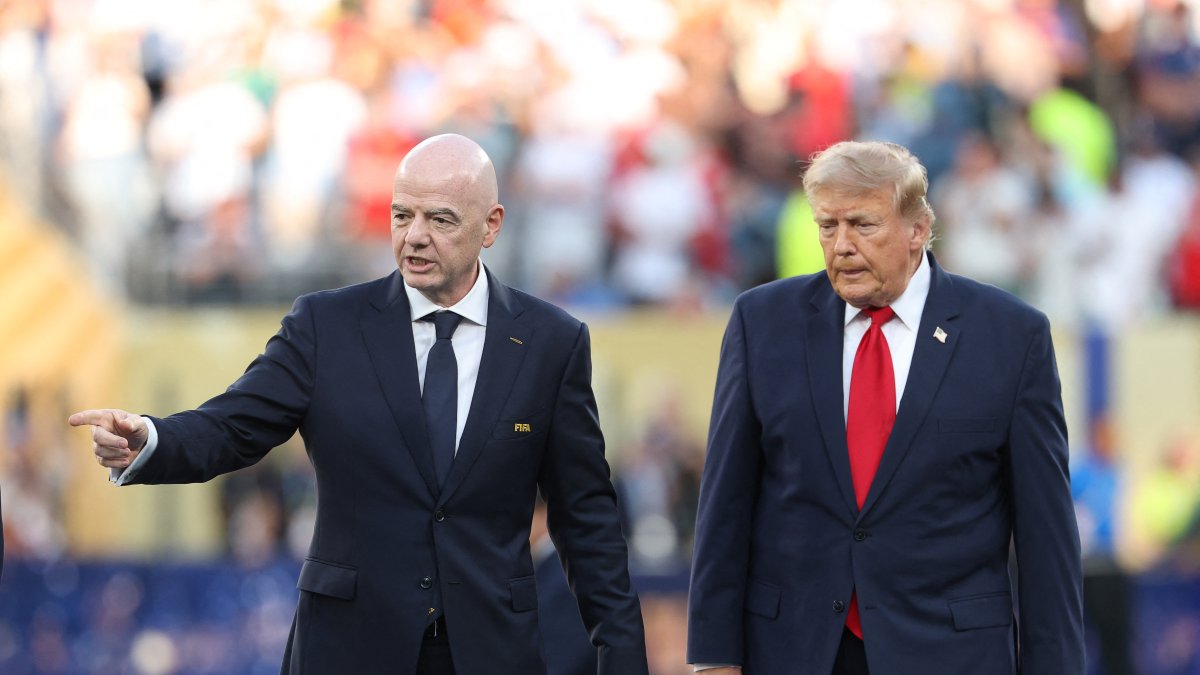 Gianni Infantino y Donald Trump, antes de entregar el trofeo del Mundial 2026 a España